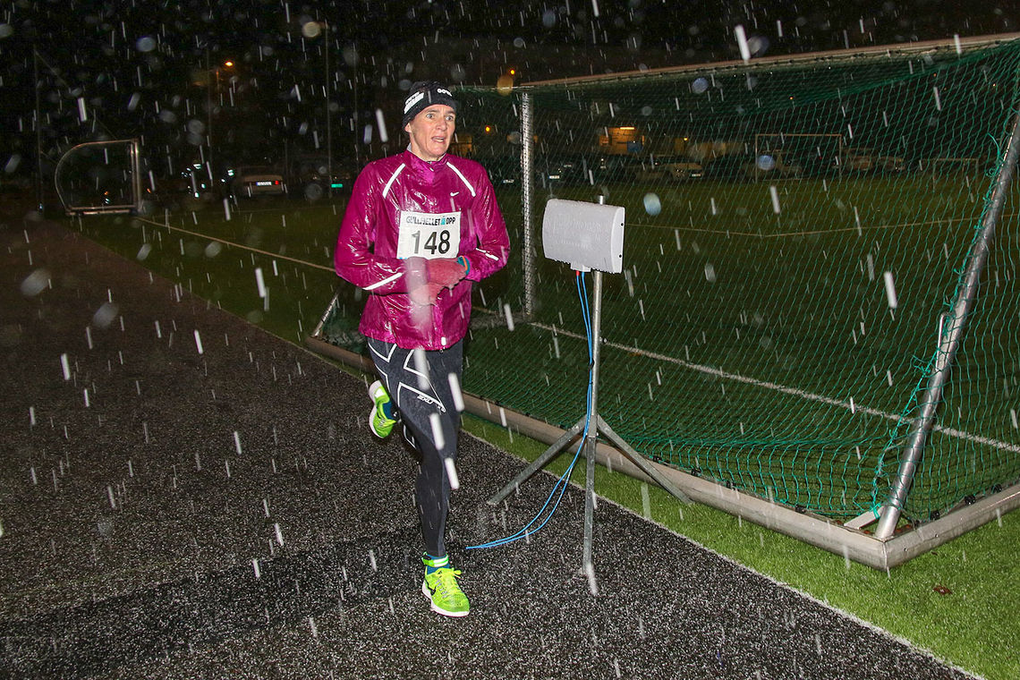 Hanne Liland løper inn som beste kvinne akkurat mens haglstormen er på sitt verste