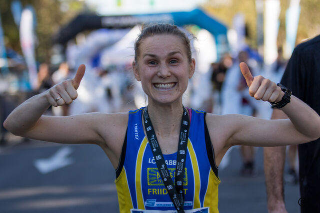 Heidi Dietrichson Pharo jubler etter en flott maratondebut i Malaga på den spanske sørkysten. (Foto: Sylvain Cavatz)