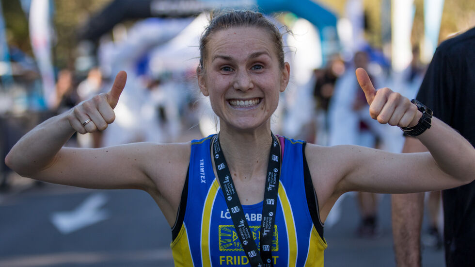Heidi Dietrichson Pharo jubler etter en flott maratondebut i Malaga på den spanske sørkysten. (Foto: Sylvain Cavatz)