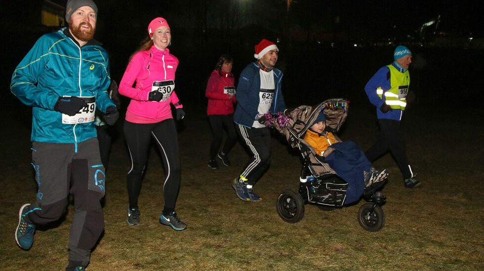 Eirik Bortne og Anne-Kristin Abildgaard legger ut fra Fana Stadion til sin runde på 5 km, mens Alakbar Ismayilov triller vogn gjennom løypen.
