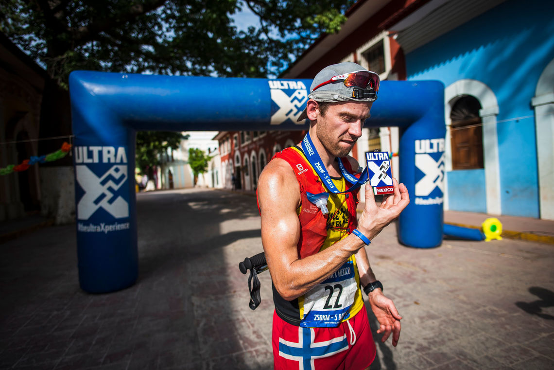 Øystein Rød Brekk beundrer medaljen etter fem dager og 250 km i Mexico.