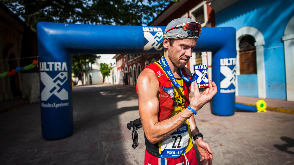 Øystein Rød Brekk beundrer medaljen etter fem dager og 250 km i Mexico.