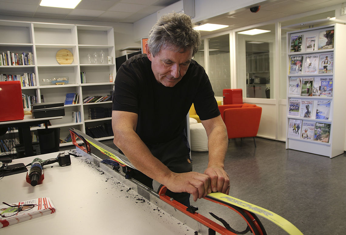 Ole Kristian Sauge demonstrerer hvordan han gjør sålen plan og glatt med stålsiklingen. Med fluorforbud vil ikke denne måten å behandle skiene på, bli noe mindre aktuell. (Foto: Marianne Røhme) 