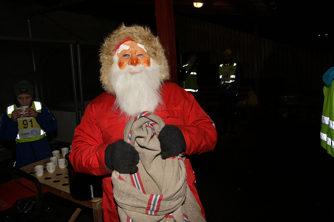 Julenissen hadde med seg gavesekken sin til Strandebarm Vinterkarusell
