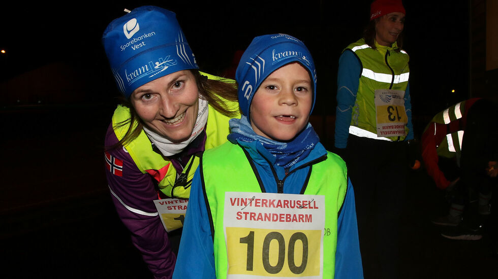 Elisabet Aarekol var den heldige som vann hovudpremien på 500 kr. Her er ho saman med sonen Joar Aarekol Botnen etter desemberløpet.