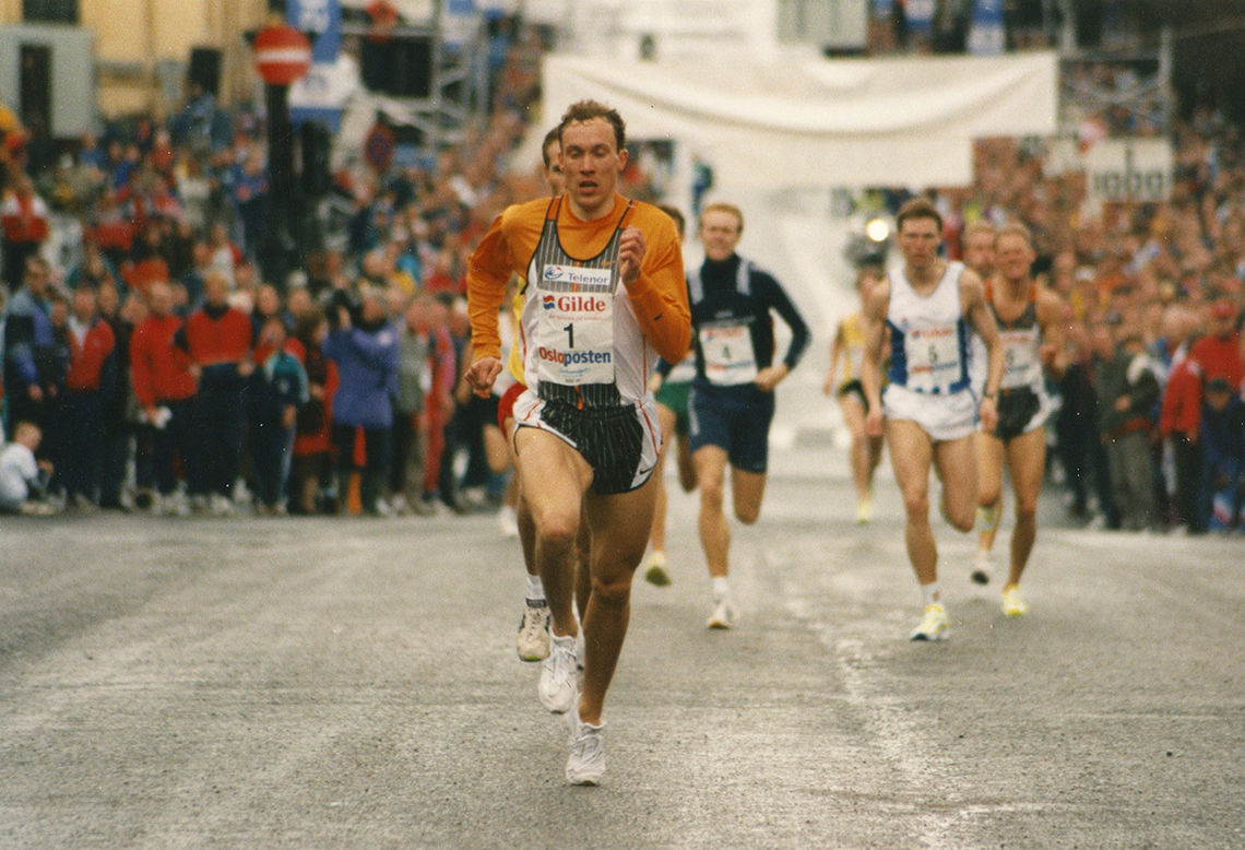 Opp Slottsbakken: Vi ser Vebjørn Rodal løpe inn til seier i Sentrumssprinten i 1998. (Foto: Kjell Vigestad)