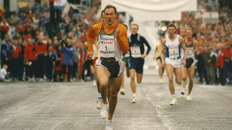 Opp Slottsbakken: Vi ser Vebjørn Rodal løpe inn til seier i Sentrumssprinten i 1998. (Foto: Kjell Vigestad)