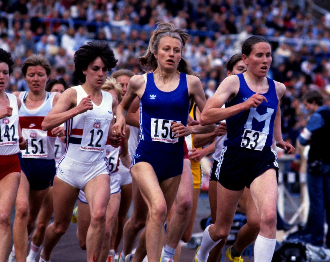 Baneløperen: Grete Waitz er for mange kjent som maratonløper, men den beste persen hennes er trolig 3000 meteren på 8.31,75. Her ser vi henne da hun vant distansen under verdenscupen i Düsseldorf i 1977. (Foto: Mark Shearman)