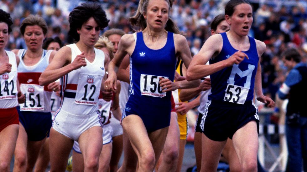 Baneløperen: Grete Waitz er for mange kjent som maratonløper, men den beste persen hennes er trolig 3000 meteren på 8.31,75. Her ser vi henne da hun vant distansen under verdenscupen i Düsseldorf i 1977. (Foto: Mark Shearman)