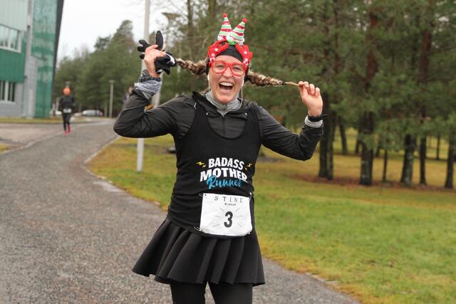 Stine Hartmann, dagens blideste og dagens mest gravide løper (28 uker) på Fornebu Juleultra der hun løp halvmaraton. (Foto:Olav Engen)