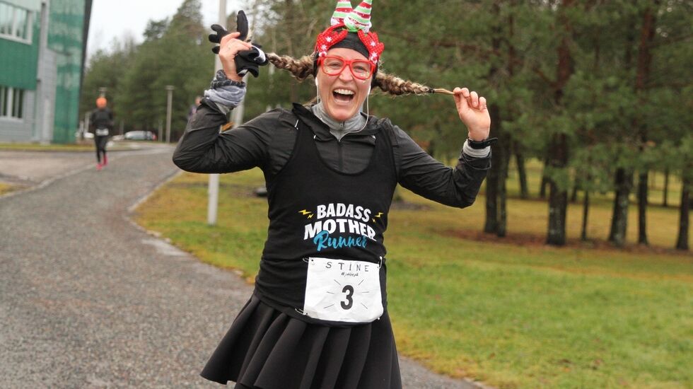 Stine Hartmann var en av mange glade løpere på Fornebu Juleultra 2019. (Foto: Olav Engen)