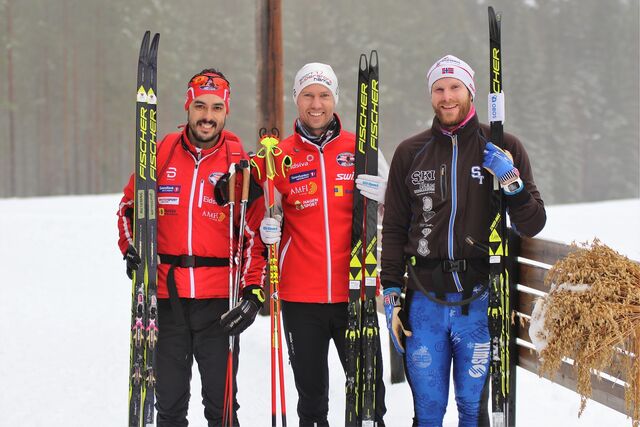 Pallen i årets første staketest (fra v.): Simen Sanderlien, Jørgen Stensløkken, begge Strandbygda IL, og Ivar H. Indby, Rustad IL. (Foto: Sigurd Westgård)