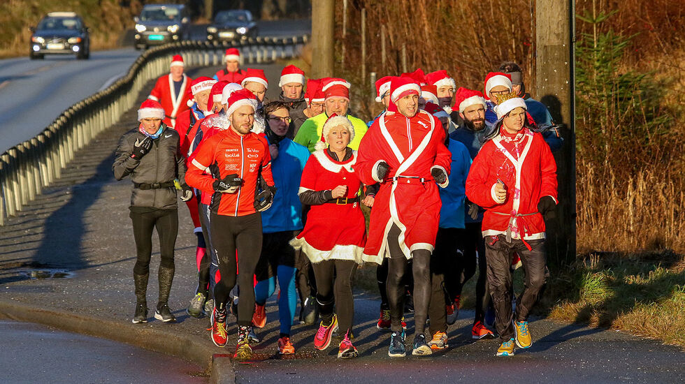 Et kompakt felt med løpenisser på vei i Tarangers romjulshalvmaraton