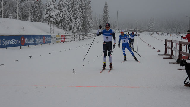 Håvard Solås Taugbøl spurtet best på Gåsbu og sikret seg seieren foran nesen på både Magne Haga og Johan Tjelle.