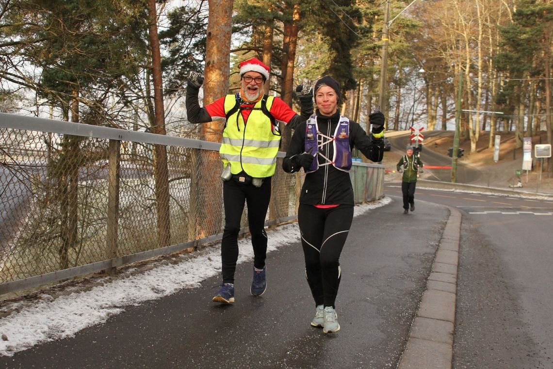 Midtveis på Ribbemaraton får løperne en flere kilometer lang bakke fra Gamlebyen til Ekebergplatået... men smilet satt løst likevel. (Foto: Olav Engen)