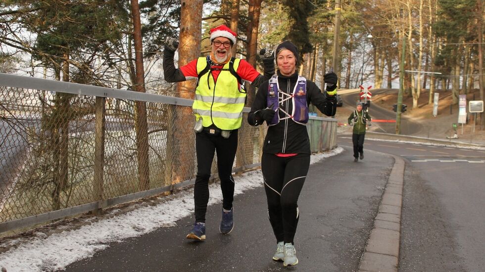 Midtveis på Ribbemaraton får løperne en flere kilometer lang bakke fra Gamlebyen til Ekebergplatået... men smilet satt løst likevel. (Foto: Olav Engen)