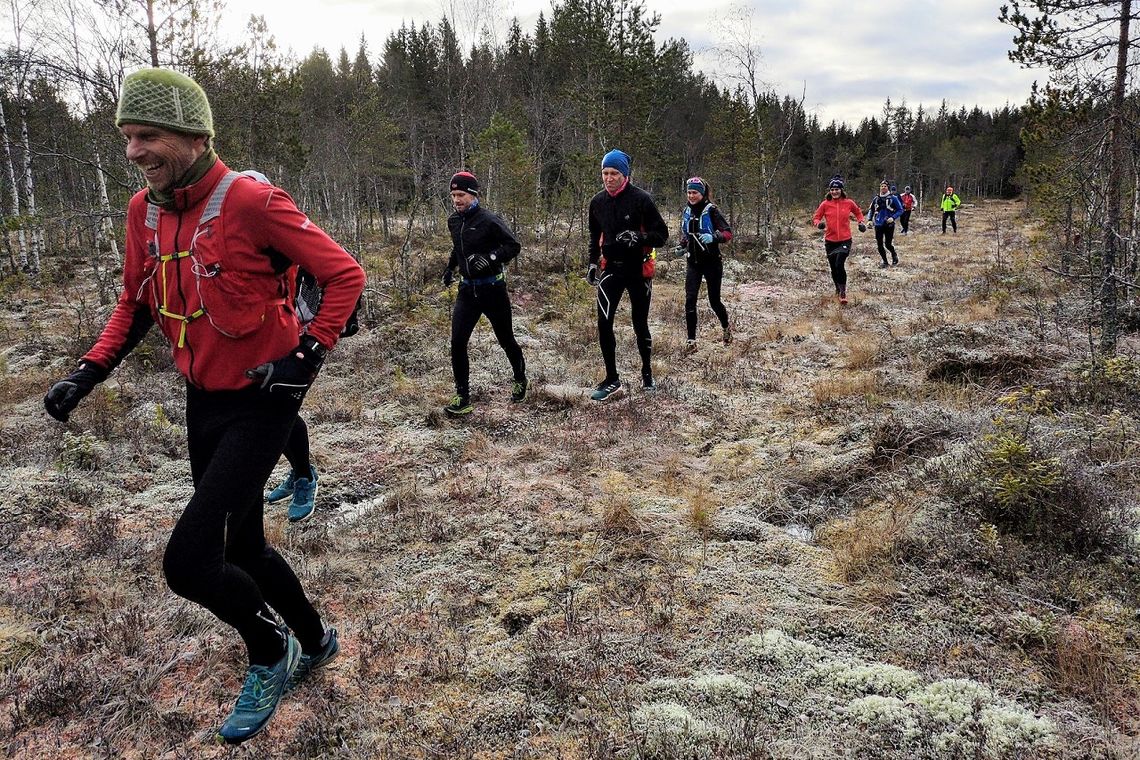 14 løpere på søndagens langtur over Stavåsmyra 3. november.