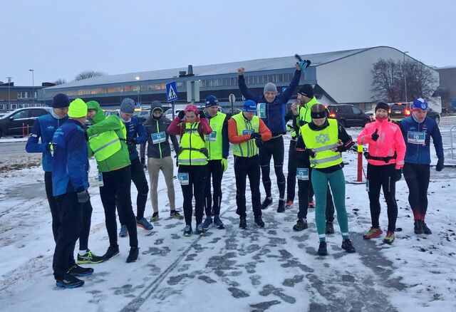 Start på halvmaraton med 15 løpere i feltet. (Foto: Monika Kransvik)