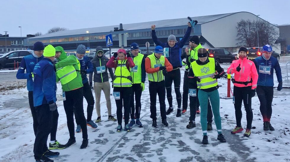 Start på halvmaraton med 15 løpere i feltet. (Foto: Monika Kransvik)