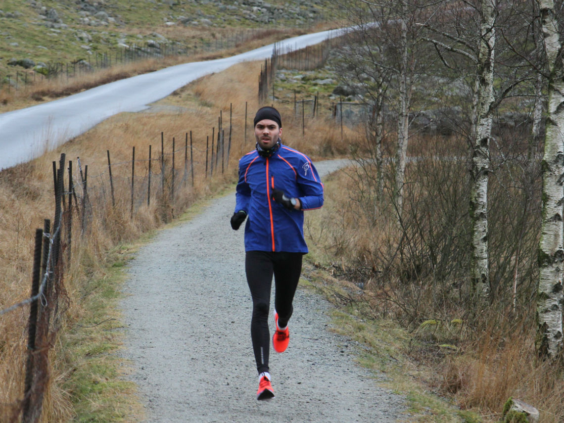 Ola Tjensvoll løper sitt stafettlag inn til seier og hadde også dagens desidert beste tid rundt Melsvatnet. Foto: Thomas Hetland.