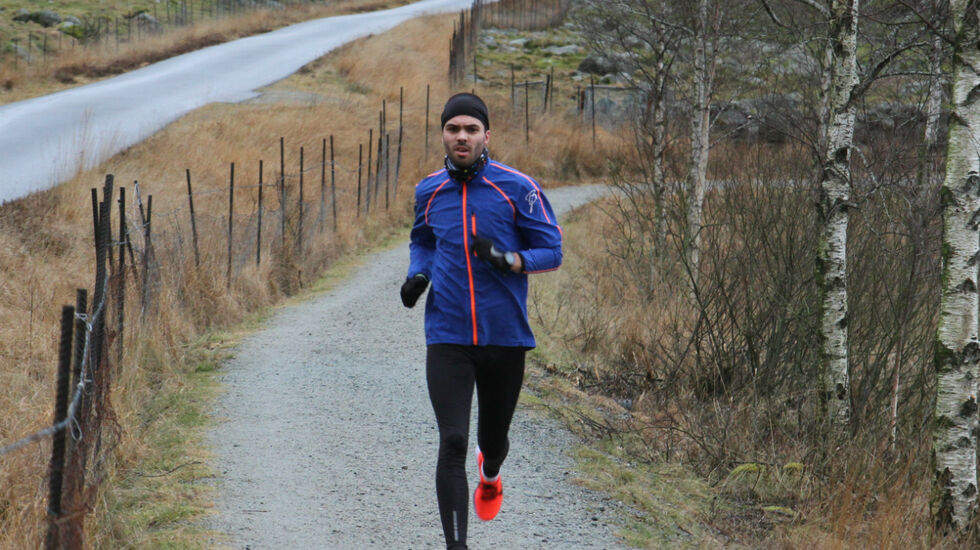 Ola Tjensvoll løper sitt stafettlag inn til seier og hadde også dagens desidert beste tid rundt Melsvatnet. Foto: Thomas Hetland.