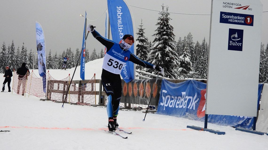 Simen Andreas Sveen kunne juble for suveren seier på Budor Skistadion på Gryllingsætra lørdag. (Foto: Stein Arne Negård)
