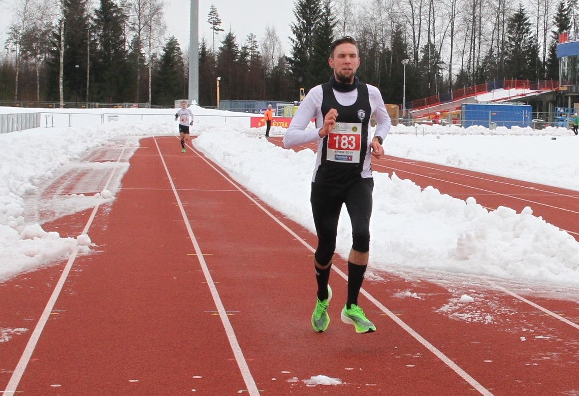 Magnus Salberg løp inn til nok en seier i Vinterkarusellen på Romerike. På bildet er han på Jessheim Vintermaraton tidligere i vinter. (Foto: Olav Engen)