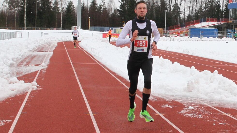 Magnus Salberg løp inn til nok en seier i Vinterkarusellen på Romerike. På bildet er han på Jessheim Vintermaraton tidligere i vinter. (Foto: Olav Engen)