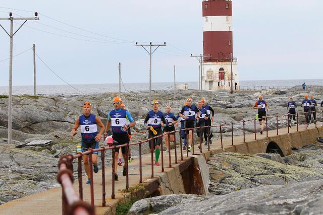 Deltagerne i Swimrun 2018 ved Hauggjegla fyr i havgapet nord for Veiholmen lengst nord på Smøla.(Foto: Wigdis Wollan)