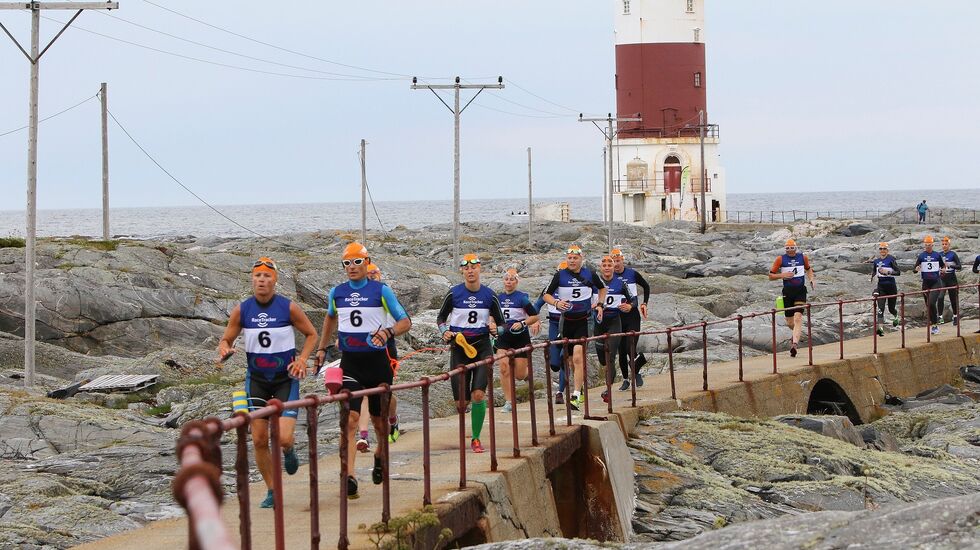 Deltagerne i Swimrun 2018 ved Hauggjegla fyr i havgapet nord for Veiholmen lengst nord på Smøla.(Foto: Wigdis Wollan)