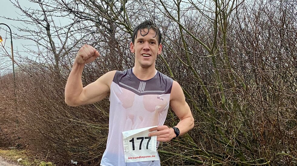 Sebastian Conrad Håkansson har nettop vunnet maraton på 2.35.34. 20 minutt seinere, etter et raskt klesskift, var Sebastian klar for 5 km der han fullførte på tiden 16.19. Foto: Helge Fuglseth