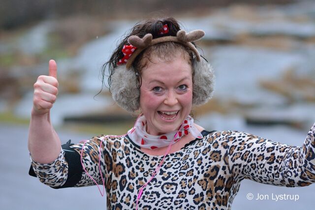 Det var surt og kaldt, men Maja Dietrichson - i dagens hotteste antrekk - hygget seg på 5-kilometeren likevel. (Foto: Jon Lystrup)