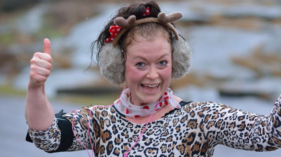 Det var surt og kaldt, men Maja Dietrichson - i dagens hotteste antrekk - hygget seg på 5-kilometeren likevel. (Foto: Jon Lystrup)