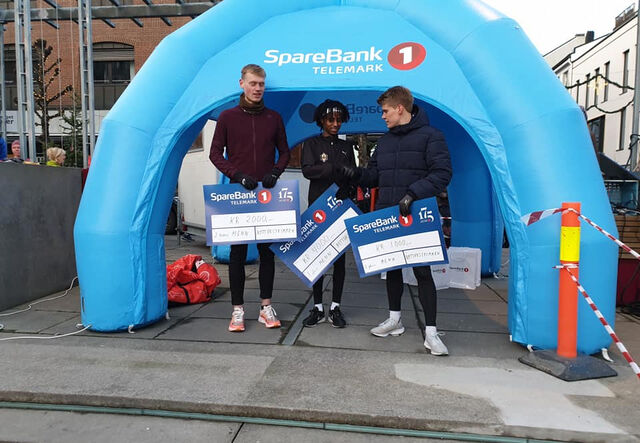 16-åringen Abdi Dahir Rabi (midten) vant foran Rune Solli (til venstre) og Dag Blandkjenn. (Foto: arrangøren)