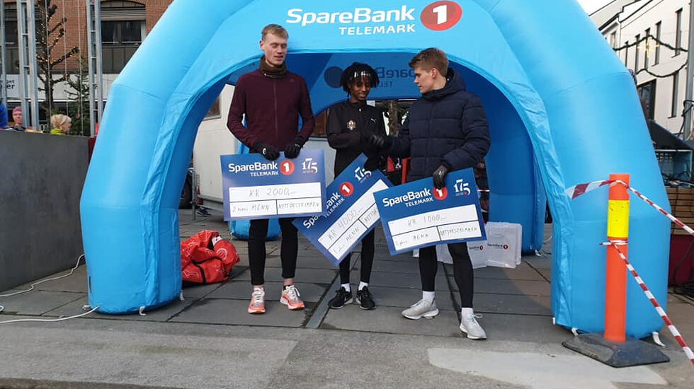 16-åringen Abdi Dahir Rabi (midten) vant foran Rune Solli (til venstre) og Dag Blandkjenn. (Foto: arrangøren) 