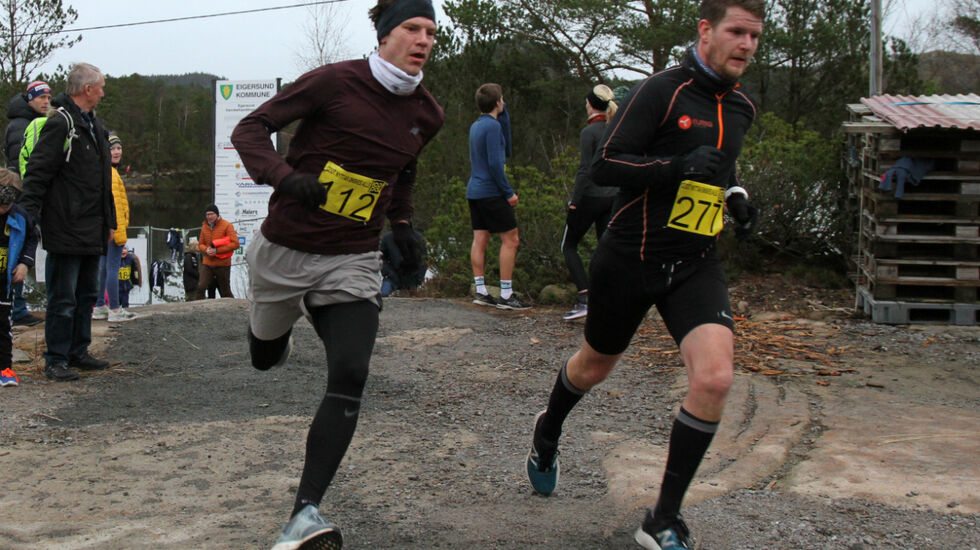 Jon Kristian Aasen (112) og Owe Andre Mikkelsen (277) har en durabelig kamp de siste meterne før mål. Foto: Thomas Hetland.