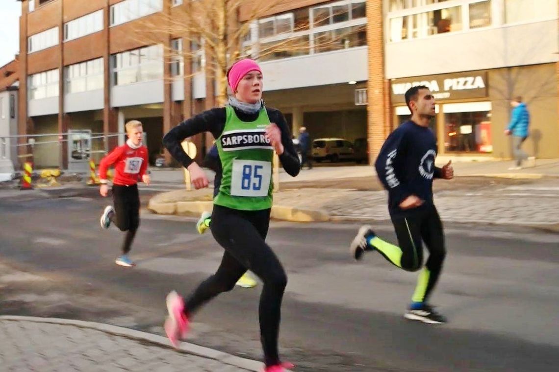 15-åringen Maiken Homlung Prøitz fra Sarpsborg IL var raskeste kvinne på 3,3 km i Nyttårsløpet i Fredrikstad. (Foto: Henrik Ottesen/FSK)