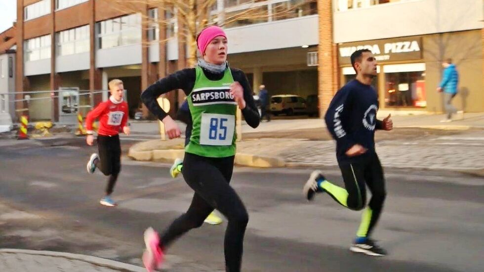 15-åringen Maiken Homlung Prøitz fra Sarpsborg IL var raskeste kvinne på 3,3 km i Nyttårsløpet i Fredrikstad. (Foto: Henrik Ottesen/FSK)