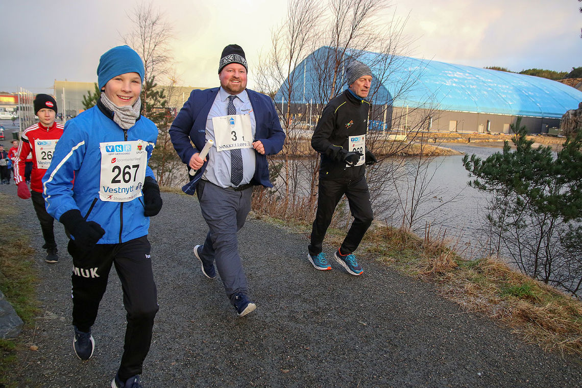 Børge Haugetun er avtroppende ordfører i Øygarden. Her har han kledd seg mer som ordfører enn løper.