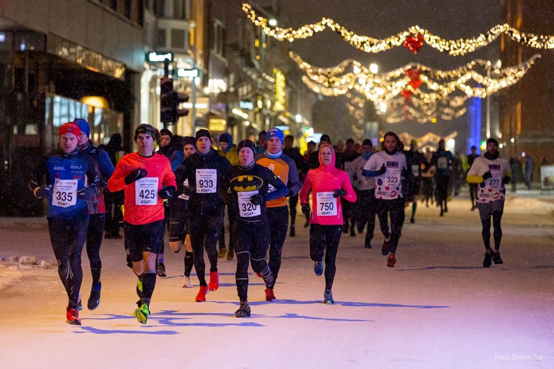 Det internasjonale Polar Night Half Marathon, som gikk rett over nyttår og dermed før alle nedstengningene, ble med 796 fullførende på halvmaraton fjorårets største norske halvmaratonløp (Foto: Zoltan Tot).