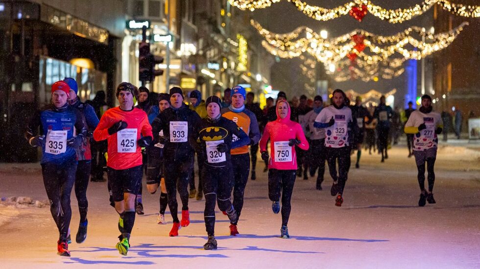 Det internasjonale Polar Night Half Marathon, som gikk rett over nyttår og dermed før alle nedstengningene, ble med 796 fullførende på halvmaraton fjorårets største norske halvmaratonløp (Foto: Zoltan Tot).