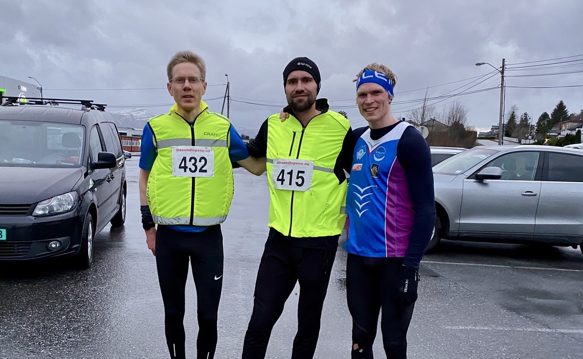 De tre beste herrene på 10 km. Fra venstre, Per Myren (3), Aron Dyb (vinner) og Asgeir Bakken Rognstad (2). Foto: Helge Fuglseth