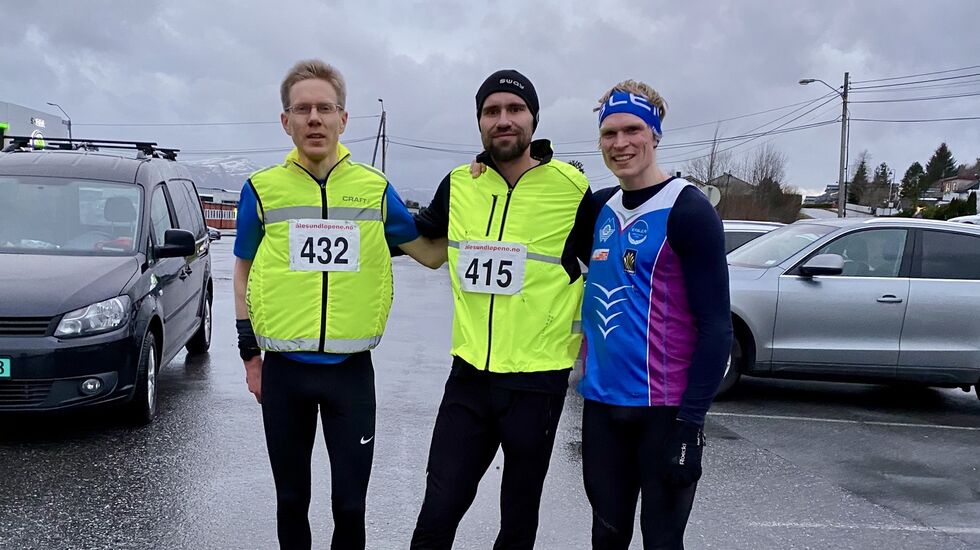 De tre beste herrene på 10 km. Fra venstre, Per Myren (3), Aron Dyb (vinner) og Asgeir Bakken Rognstad (2). Foto: Helge Fuglseth
