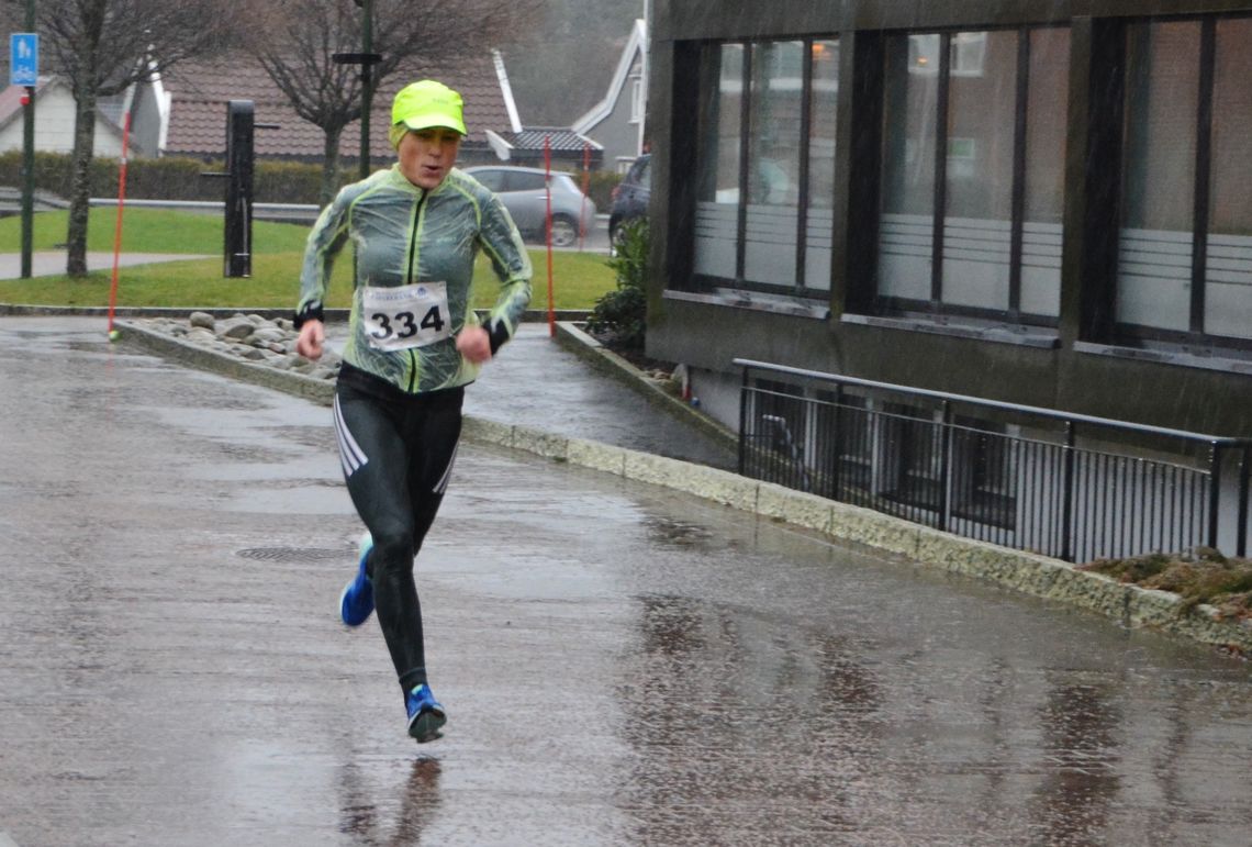 Inger Saanum var raskeste kvinne på 10 km i regnværet. (Foto:Ivar Gogstad)
