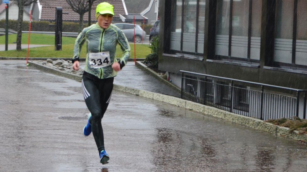 Inger Saanum var raskeste kvinne på 10 km i regnværet. (Foto:Ivar Gogstad)