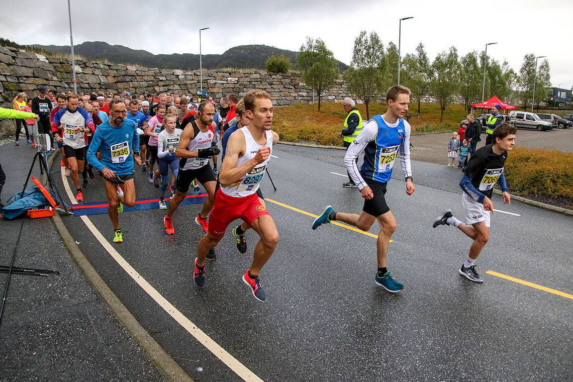Starten på løpet den 5. september 2019. Ivar Stefansson fra Gular er raskt ute. Det er også han som har løyperekorden på 10 km.