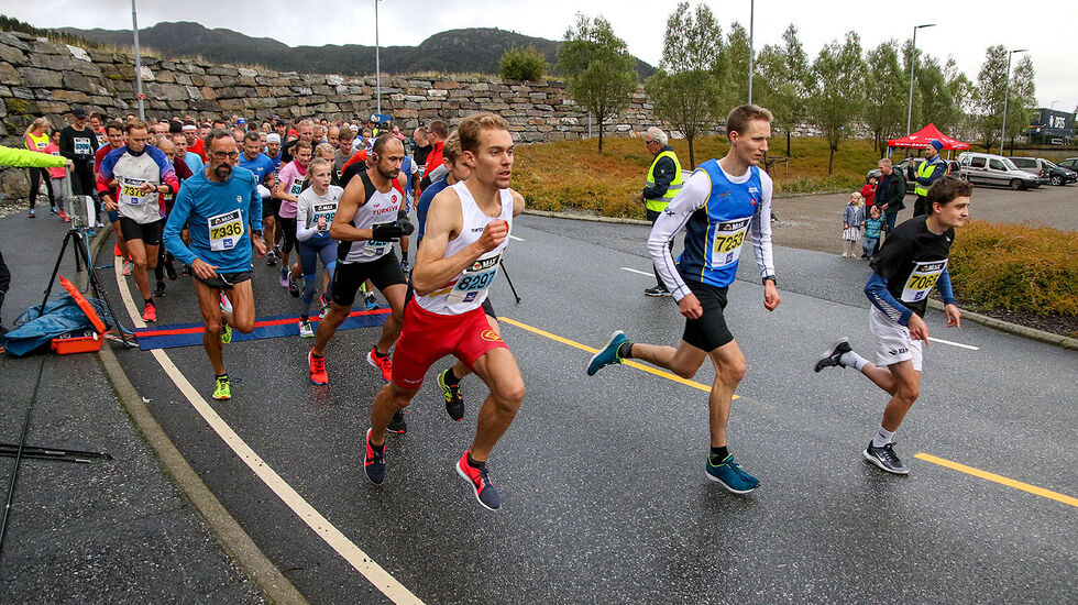 Starten på løpet den 5. september 2019. Ivar Stefansson fra Gular er raskt ute. Det er også han som har løyperekorden på 10 km.