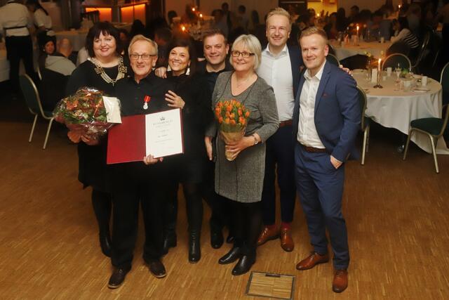 Einar Søndeland etter utdelingen av Kongens fortjenstmedalje sammen med blant andre varaordfører Siv-Len Strandskog, Tone Søndeland, Kjetil Søndeland, Ingrid Roen Søndeland, Jan Erik Søndeland og Geir Søndeland (Foto: Steffen Thorsen)