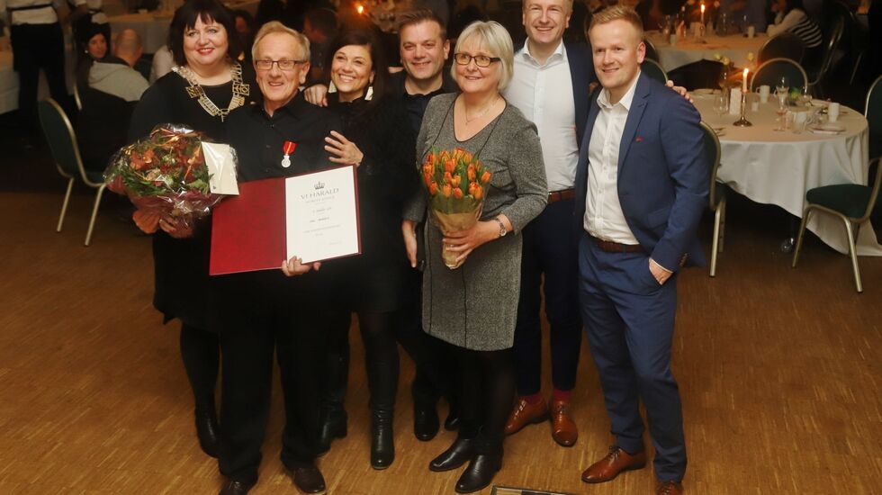 Einar Søndeland etter utdelingen av Kongens fortjenstmedalje sammen med blant andre varaordfører Siv-Len Strandskog, Tone Søndeland, Kjetil Søndeland, Ingrid Roen Søndeland, Jan Erik Søndeland og Geir Søndeland (Foto: Steffen Thorsen)
