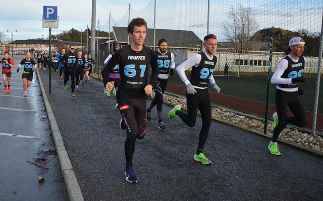 Like etter start på 10 km med vinneren 99 Kristian Tjørnhom lengst til høyre og andremann 61 Vegard Danielsen lengst til venstre. (Foto: Ivar Gogstad)